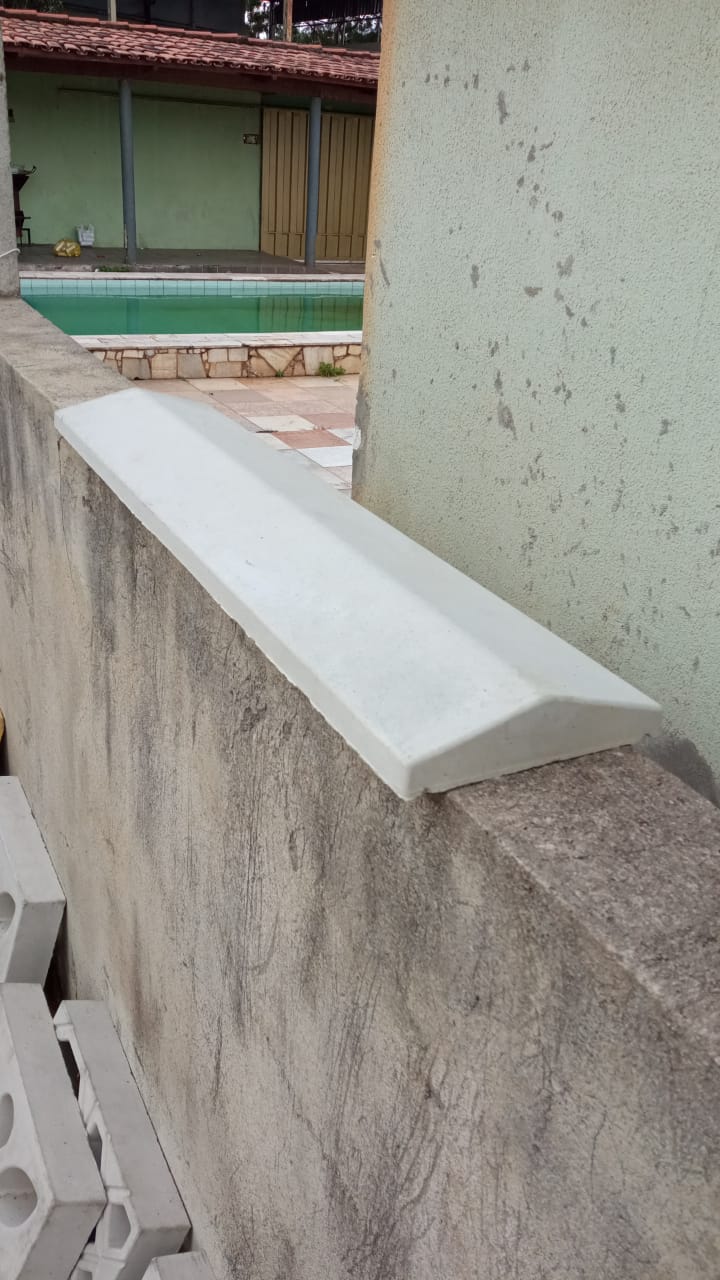 Pingadeiras de concreto empilhadas no pátio da fábrica da K5 em Goiânia